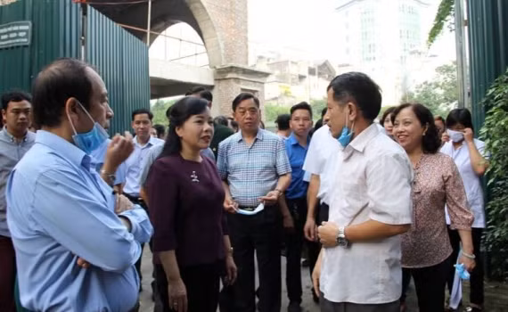 Bộ trưởng Nguyễn Thị Kim Tiến thị sát tình hình phòng chống dịch sốt xuất huyết. Bộ trưởng Nguyễn Thị Kim Tiến thị sát tình hình phòng chống dịch sốt xuất huyết.