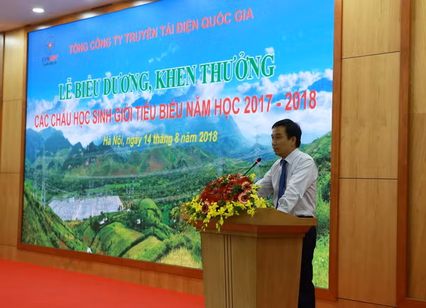 Tổng Giám đốc EVNNPT - ông Nguyễn Tuấn Tùng chia sẻ niềm vui các cháu học sinh giỏi.