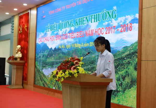 Cháu Đinh Thị Thảo Diệp đại diện cho các học sinh phát biểu cảm ơn.
