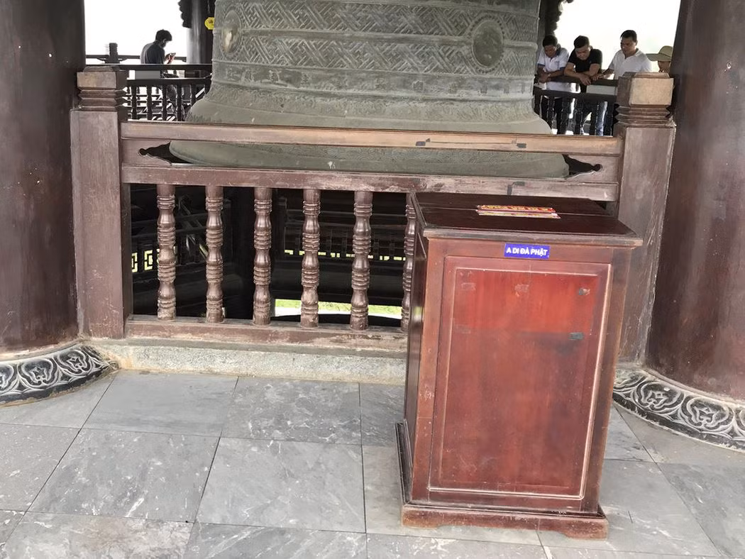 Nơi đặt chuông cũng có hòm công đức. ảnh: Tùng Dương. Nơi đặt chuông cũng có hòm công đức. ảnh: Tùng Dương.