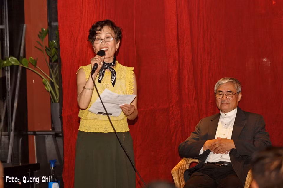 Nhà thơ Nguyễn Duy – Tác giả bài thơ nổi tiếng “Tre Việt Nam” giao lưu với văn nghệ sĩ tại Ngon Berlin (Đức).