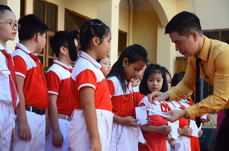 Đại diện BAC A BANK trao học bổng cho các em học sinh có hoàn cảnh khó khăn tại Trường Tiểu học Trần Hưng Đạo (Thành phố Hạ Long, tỉnh Quảng Ninh). Đại diện BAC A BANK trao học bổng cho các em học sinh có hoàn cảnh khó khăn tại Trường Tiểu học Trần Hưng Đạo (Thành phố Hạ Long, tỉnh Quảng Ninh).