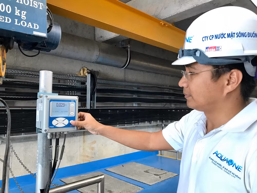 Mặc dù nhà máy vô cùng hiện đại được vận hành tự động hóa (toàn bộ nhà máy chỉ có 20 cán bộ, kỹ sư làm việc chia theo ca), tuy nhiên đội ngũ kỹ sư vẫn thường xuyên kiểm tra. Tại thời điểm kiểm tra lúc 10h ngày 28/9/2019, chỉ số NTU (độ đục) chỉ là 0.029 (thấp hơn rất nhiều chỉ số cho phép của Bộ Y tế theo Quy chuẩn kỹ thuật Quốc gia về chất lượng nước sạch sử dụng cho mục đích sinh hoạt QCVN 01-1:2018/BYT là 2.0 NTU).