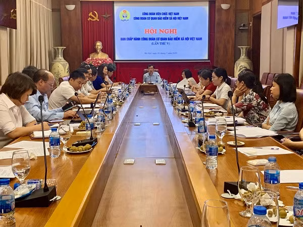 Ông Đào Việt Ánh - Phó Tổng giám đốc, Chủ tịch Công đoàn Bảo hiểm xã hội Việt Nam chủ trì buổi họp.