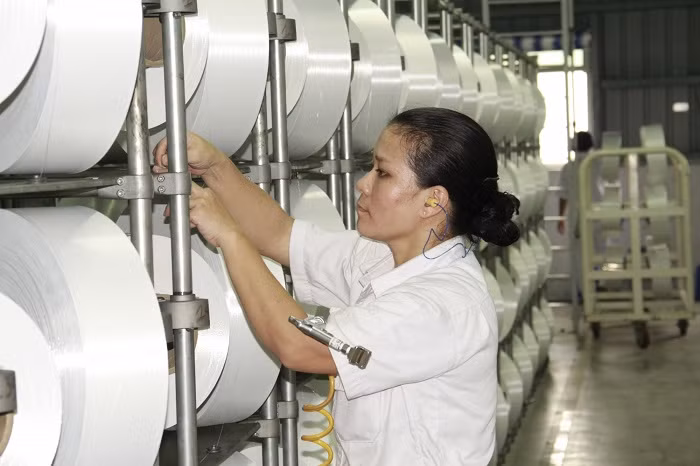Kiểm tra chất lượng nguyên liệu sợi tại Nhà máy xơ sợi Đình Vũ. Kiểm tra chất lượng nguyên liệu sợi tại Nhà máy xơ sợi Đình Vũ.
