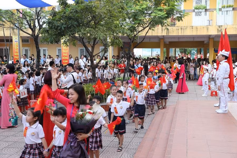 Các em nhỏ vui mừng, háo hức chào đón lễ khai giảng năm học mới.