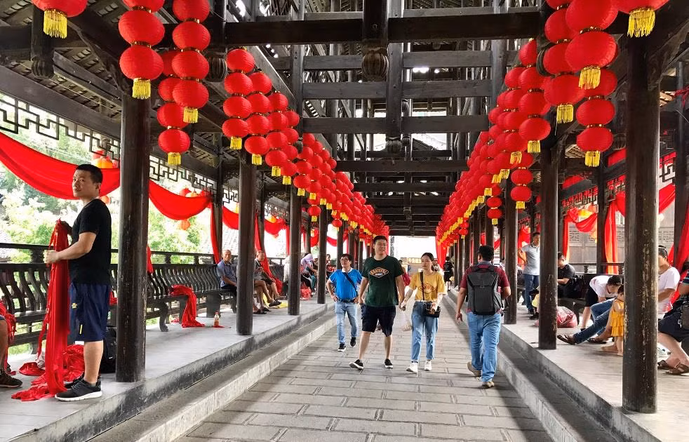 Cây cầu cổ có tên "Thổ Vương" là nơi du khách dừng chân nghỉ ngơi ngắm dòng thác.
