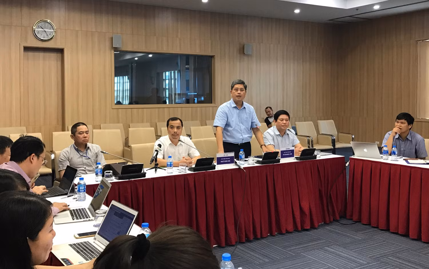 Ông Võ Quang Lâm - Phó Tổng Giám đốc EVN (đứng) thông tin về việc tăng giá điện. ảnh: NQ. Ông Võ Quang Lâm - Phó Tổng Giám đốc EVN (đứng) thông tin về việc tăng giá điện. ảnh: NQ.