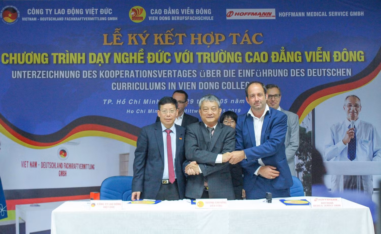 Thạc sĩ Trần Thanh Hải (giữa) và ông Matthias Dieckerhoff - Giám đốc điều dưỡng Tập đoàn y khoa Dortmund. ảnh: DL.