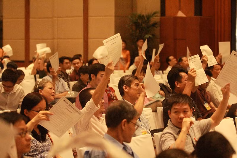 Các cổ đông biểu quyết, thống nhất thông qua Nghị quyết của Đại hội đồng cổ đông thường niên lần thứ 27 của SHB. Các cổ đông biểu quyết, thống nhất thông qua Nghị quyết của Đại hội đồng cổ đông thường niên lần thứ 27 của SHB.