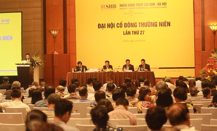 Ông Nguyễn Văn Lê – Tổng Giám đốc SHB báo cáo kết quả hoạt động kinh doanh năm 2018 và kế hoạch hoạt động năm 2019 với mục tiêu lợi nhuận trước thuế tăng 46,51%. Ông Nguyễn Văn Lê – Tổng Giám đốc SHB báo cáo kết quả hoạt động kinh doanh năm 2018 và kế hoạch hoạt động năm 2019 với mục tiêu lợi nhuận trước thuế tăng 46,51%.