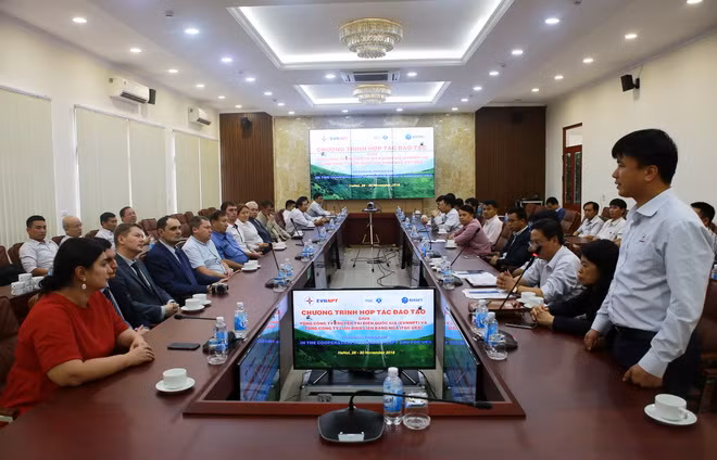 ông Lưu Việt Tiến – Phó Tổng Giám đốc EVNNPT phát biểu tại lễ tổng kết. ông Lưu Việt Tiến – Phó Tổng Giám đốc EVNNPT phát biểu tại lễ tổng kết.