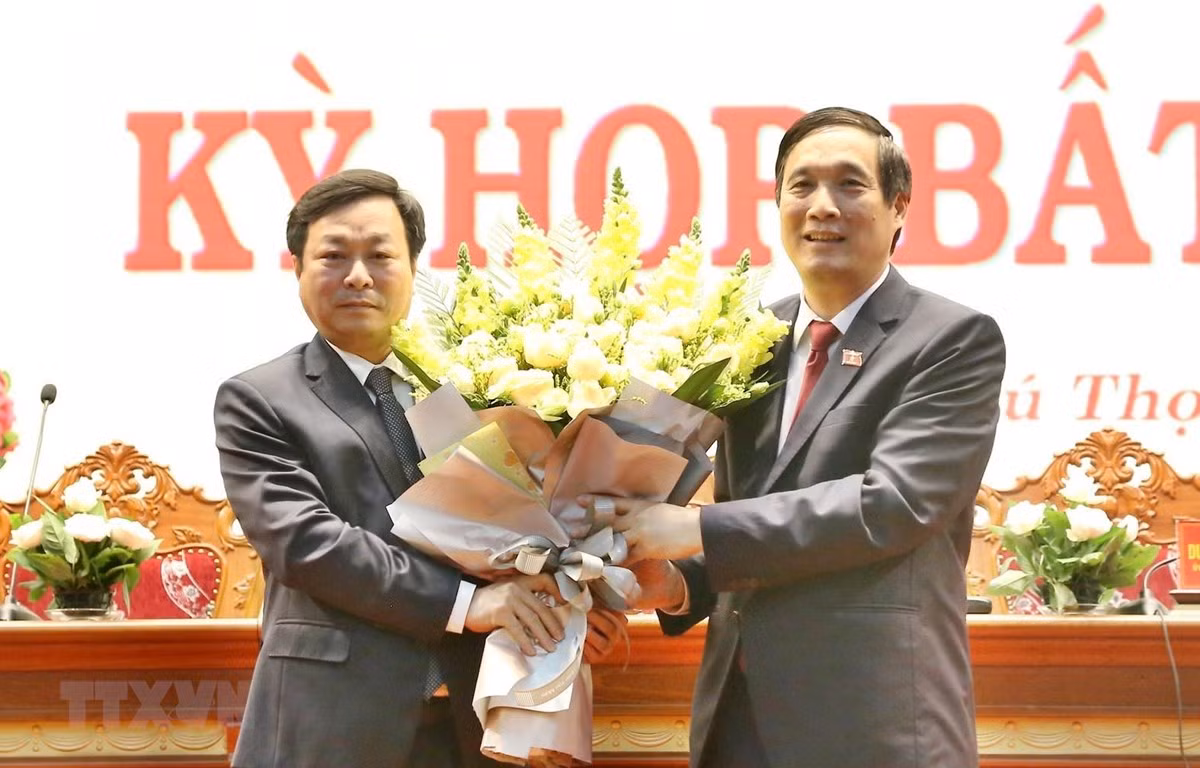 Ông Bùi Minh Châu (phải), Bí thư tỉnh ủy Phú Thọ, tặng hoa chúc mừng ông Bùi Văn Quang. (Ảnh: Trung Kiên/TTXVN)