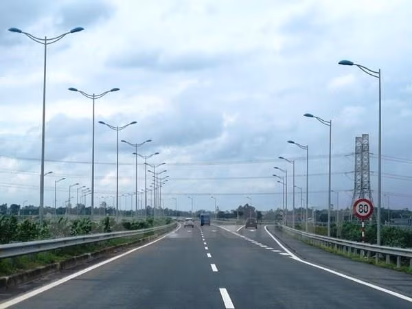 Dự án xây dựng một số đoạn đường bộ cao tốc trên tuyến Bắc-Nam phía Đông là dự án rất quan trọng, cấp bách phục vụ phát triển kinh tế - xã hội của đất nước, nâng cao năng lực cạnh tranh quốc gia. ảnh minh họa: TTXVN. Dự án xây dựng một số đoạn đường bộ cao tốc trên tuyến Bắc-Nam phía Đông là dự án rất quan trọng, cấp bách phục vụ phát triển kinh tế - xã hội của đất nước, nâng cao năng lực cạnh tranh quốc gia. ảnh minh họa: TTXVN.