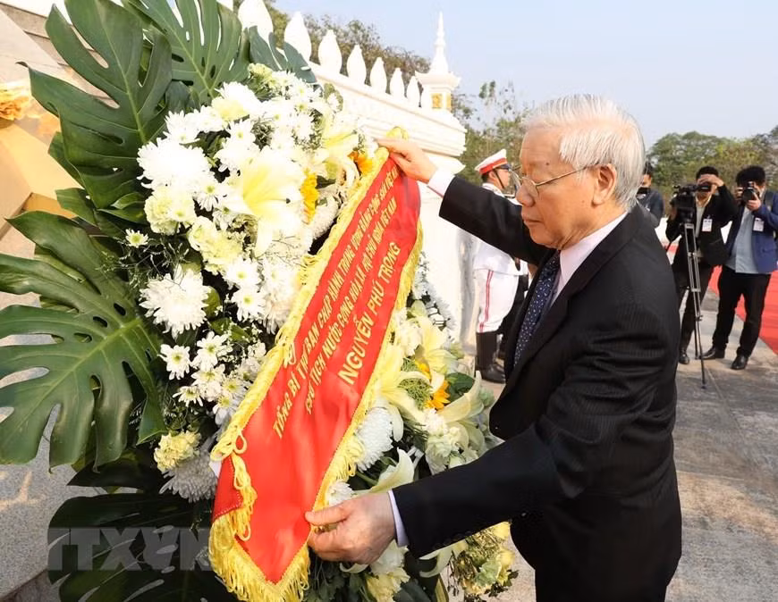 Tổng Bí thư, Chủ tịch nước Nguyễn Phú Trọng đặt vòng hoa tưởng niệm anh hùng liệt sĩ Lào. ảnh: TTXVN. Tổng Bí thư, Chủ tịch nước Nguyễn Phú Trọng đặt vòng hoa tưởng niệm anh hùng liệt sĩ Lào. ảnh: TTXVN.