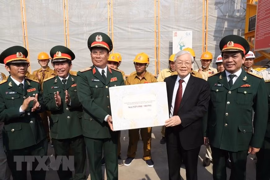 Tổng Bí thư, Chủ tịch nước Nguyễn Phú Trọng tặng quà chiến sĩ đang làm việc tại công trình nhà quốc hội Lào. ảnh: TTXVN. Tổng Bí thư, Chủ tịch nước Nguyễn Phú Trọng tặng quà chiến sĩ đang làm việc tại công trình nhà quốc hội Lào. ảnh: TTXVN.