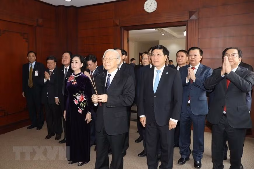 Tổng Bí thư, Chủ tịch nước Nguyễn Phú Trọng thắp hương tưởng niệm Chủ tịch Hồ Chí Minh tại Đại sứ quán Việt Nam. ảnh: TTXVN. Tổng Bí thư, Chủ tịch nước Nguyễn Phú Trọng thắp hương tưởng niệm Chủ tịch Hồ Chí Minh tại Đại sứ quán Việt Nam. ảnh: TTXVN.