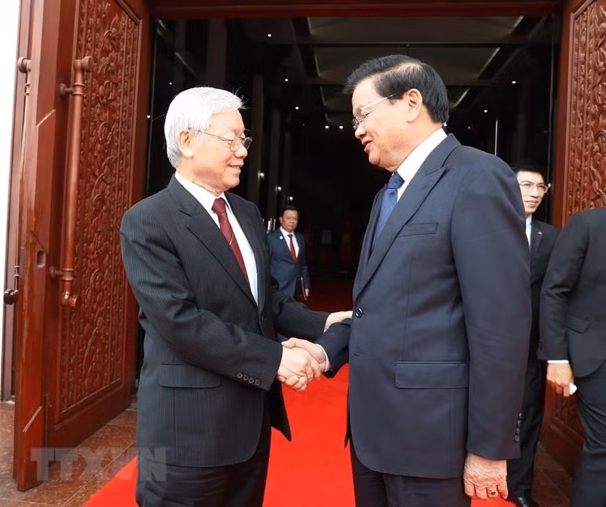 Tổng Bí thư, Chủ tịch nước Nguyễn Phú Trọng hội kiến với Thủ tướng Lào - Thongloun Sisoulith. ảnh: TTXVN. Tổng Bí thư, Chủ tịch nước Nguyễn Phú Trọng hội kiến với Thủ tướng Lào - Thongloun Sisoulith. ảnh: TTXVN.