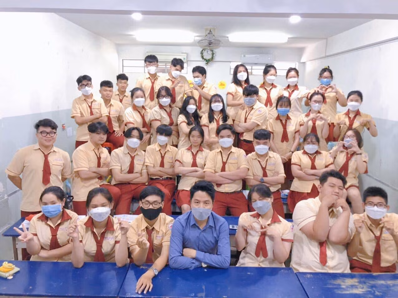Thầy và trò Trường Trung học cơ sở - Trung học phổ thông Hoa Lư (Thành phố Hồ Chí Minh) trong phút giải lao. (Ảnh: Phan Thế Mỹ)