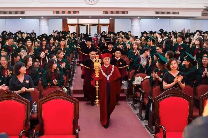 Hiệu trưởng Nguyễn Trúc Lê cầm trượng trong buổi Lễ tốt nghiệp và trao bằng tốt nghiệp chính quy của Trường đại học Kinh tế ngày 29/7 gây tranh cãi trái chiều. (Ảnh: Fanpage Trường Đại học Kinh tế)