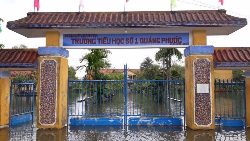 Trường Tiểu học số 1 Quảng Phước - huyện Quảng Điền ngập sâu trong đợt lũ vừa qua. Ảnh: TL Trường Tiểu học số 1 Quảng Phước - huyện Quảng Điền ngập sâu trong đợt lũ vừa qua. Ảnh: TL