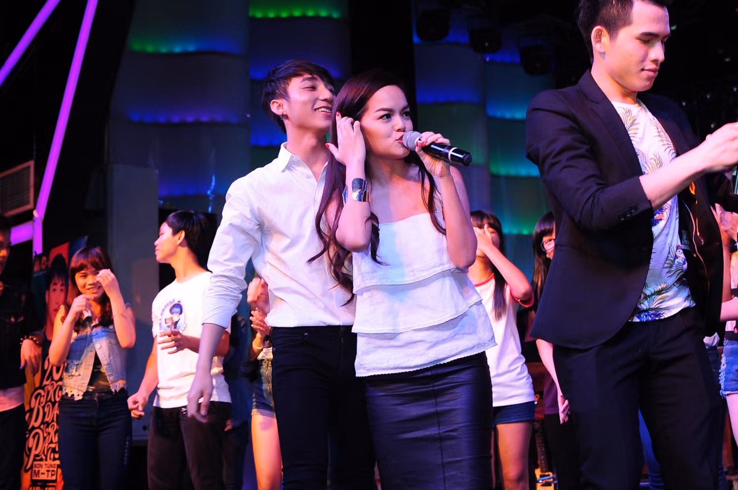 Ca sĩ Phạm Quỳnh Anh cũng gởi đến Sơn Tùng ca khúc “What make you beautiful” thay cho món quà sinh nhật. Thời gian gần đây, Phạm Quỳnh Anh và Sơn Tùng trở nên thân thiết hơn khi đóng chung trong bộ phim “Chàng trai năm ấy” .
