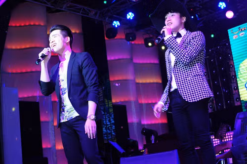 Xuất hiện trong phần song ca “Gió cuốn em đi” cùng Quốc Thiên, Sơn Tùng M-TP gây sốc bằng việc đội mũ rộng vành khá nữ tính thay cho những chiếc mũ độc lạ thường thấy của anh.