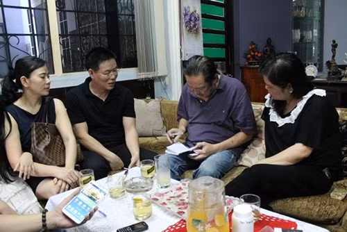 Rất nhiều người hâm mộ, mạnh thường quân đến nhà riêng NSƯT Chánh Tín để chia sẻ và giúp đỡ. Xem thêm: Ảnh: Người xa lạ 'nườm nượp' đến nhà chia sẻ với NSƯT Chánh Tín