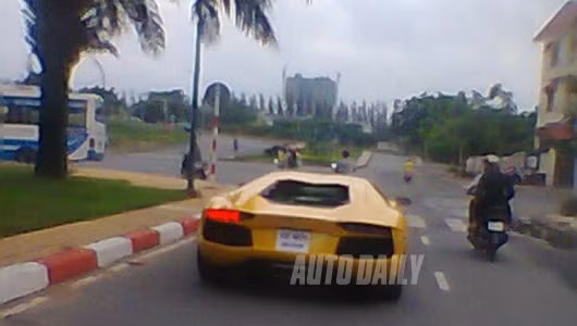Lamborghini Aventador sử dụng động cơ 6.5L V12 sản sinh công suất cực đại 700 mã lực ở vòng tua 8.250 vòng/phút và mô-men xoắn cực đại 690 Nm tại vòng tua 5.500 vòng/phút. Sức mạnh này được truyền thông qua hộp số Independent Shifting Rod 7 cấp mới của Lamborghini (cho phép thời gian sang số nhanh hơn 50% so với hộp số ly hợp kép). Xe có khả năng tăng tốc từ 0-100 km/h chỉ mất 2.9 giây với vận tốc tối đa chạm tới con số 350 km/h.