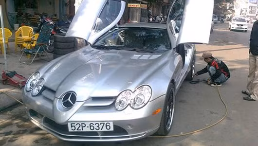 5. Mercedes SLR Mclaren Kể từ khi về Việt Nam vào năm 2008, cho đến nay, Mercedes SLR McLaren vẫn chỉ có một chiếc duy nhất trên dải đất hình chữ S. Xe cập cảng Hải Phòng vào tháng 7/2008 là chiếc xe đời 2005, đã qua sử dụng và mới chạy được hơn 10.000km.