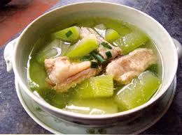 Bí đao cũng là món ăn rất tốt trong mùa nóng bởi nó tính mát, giúp thanh nhiệt, giảm tác hại của nắng nóng. Có thể dùng nấu canh hoặc ép lấy nước uống. Xem thêm: Những công dụng của mồng tơi trong ngày hè / Thực phẩm thiết yếu khai thông "trí, lực" cho mùa thi cử