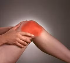 Triệu chứng của bệnh khớp: Dấu hiệu điển hình nhất của viêm khớp dạng thấp là viêm đa khớp, diễn biến kéo dài. Không chỉ bị đau, sưng tấy các khớp tay, chân mà người bệnh còn bị viêm nhiều khớp khác trên cơ thể. Các khớp viêm bị sưng, nóng, đỏ, đau, khó cử động. Tình trạng khớp bị cứng, khó cử động thể hiện rõ nhất vào sáng sớm và có thể kéo dài hàng giờ. Cùng với các triệu chứng tại khớp là hiện tượng toàn thân như sốt, mệt mỏi, người xanh xao, gầy sút. Xem thêm: Những món ăn phòng bệnh trúng gió hiệu quả. Triệu chứng của bệnh khớp: Dấu hiệu điển hình nhất của viêm khớp dạng thấp là viêm đa khớp, diễn biến kéo dài. Không chỉ bị đau, sưng tấy các khớp tay, chân mà người bệnh còn bị viêm nhiều khớp khác trên cơ thể. Các khớp viêm bị sưng, nóng, đỏ, đau, khó cử động. Tình trạng khớp bị cứng, khó cử động thể hiện rõ nhất vào sáng sớm và có thể kéo dài hàng giờ. Cùng với các triệu chứng tại khớp là hiện tượng toàn thân như sốt, mệt mỏi, người xanh xao, gầy sút. Xem thêm: Những món ăn phòng bệnh trúng gió hiệu quả.