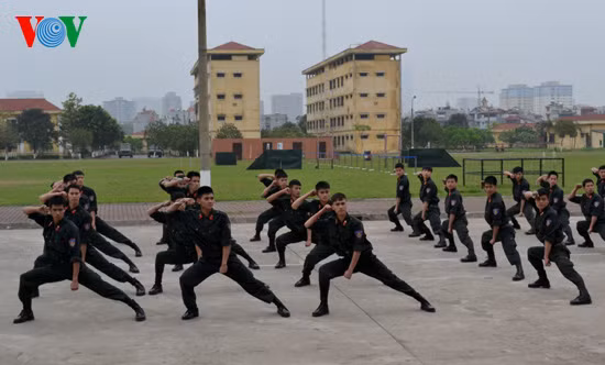Các chiến sĩ cảnh sát cơ động phải luyện tập bền bỉ, gian khổ để có được sức mạnh phi thường; luôn sẵn sàng giải quyết có hiệu quả các điểm "nóng", góp phần giữ gìn an ninh chính trị, trật tự an toàn xã hội. Các chiến sĩ cảnh sát cơ động phải luyện tập bền bỉ, gian khổ để có được sức mạnh phi thường; luôn sẵn sàng giải quyết có hiệu quả các điểm "nóng", góp phần giữ gìn an ninh chính trị, trật tự an toàn xã hội.