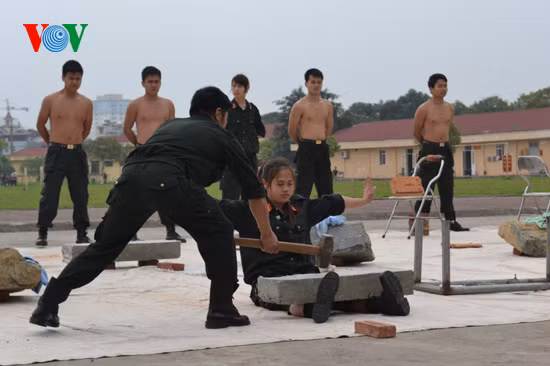 Thật cảm động khi chứng kiến những nữ chiến sĩ, dù rất xinh đẹp, mảnh mai nhưng cũng không thua kém gì các đồng nghiệp nam. Ảnh: Nữ chiến sĩ đặt tấm bê tông trên chân Thật cảm động khi chứng kiến những nữ chiến sĩ, dù rất xinh đẹp, mảnh mai nhưng cũng không thua kém gì các đồng nghiệp nam. Ảnh: Nữ chiến sĩ đặt tấm bê tông trên chân