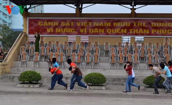 Có những cảnh khiến ta cảm thấy như đang xem những thước phim hành động, nhưng rất có thể lúc xem phim ta hồ nghi rằng tình tiết được xây dựng thế cho ly kỳ chứ ngoài đời không có thật!. Ảnh: Những kẻ bịt mặt có súng đang khống chế, bắt cóc con tin Có những cảnh khiến ta cảm thấy như đang xem những thước phim hành động, nhưng rất có thể lúc xem phim ta hồ nghi rằng tình tiết được xây dựng thế cho ly kỳ chứ ngoài đời không có thật!. Ảnh: Những kẻ bịt mặt có súng đang khống chế, bắt cóc con tin