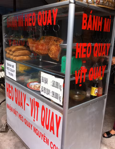 Bánh mỳ, thịt heo quay bán lẻ tại lề đường. Bánh mỳ, thịt heo quay bán lẻ tại lề đường.