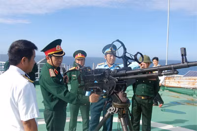 Thiếu tướng Phan Văn Giang kiểm tra công tác SSCĐ tại nhà giàn DK1 - 20. Thiếu tướng Phan Văn Giang kiểm tra công tác SSCĐ tại nhà giàn DK1 - 20.