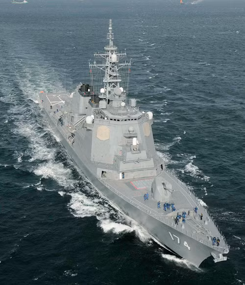 Tàu khu trục Aegis của Nhật Bản ngoài khơi bờ biển Yokosuka, phía nam Tokyo, ngày 31-3 - Ảnh: Reuters