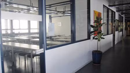Khu ký túc xá dành cho sinh viên có đầy đủ tiện nghi nằm ngay trong khuôn viên của nhà trường, rất thuận tiện cho những sinh viên quốc tế mới đến học tại trường. Trường thường xuyên tổ chức những hoạt động giải trí, thể thao, giao lưu, triển lãm sách,… đảm bảo đời sống tinh thần phong phú cho sinh viên.