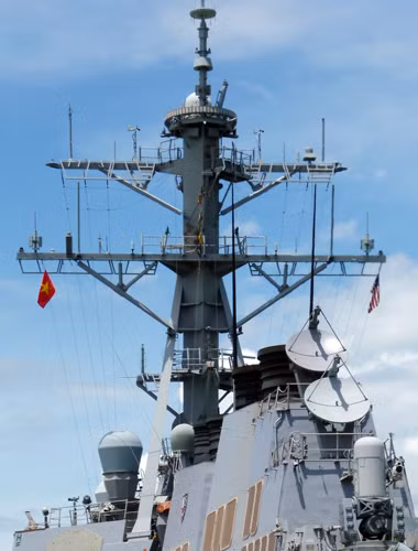 Tàu USS John S. McCain đóng quân tại cảng Yokosuka (Nhật Bản), trên tàu có 23 sĩ quan, 24 trung sĩ và 291 quân nhân. Đây là một trong 7 tàu khu trục thuộc Hạm đội 7, trị giá khoảng 1,5 tỷ USD. Tàu dài 154m, rộng 20,4m; trên tàu không có máy bay nhưng có thiết bị điện tử LAMPS 3 trên boong hạ cánh nhằm phục vụ các chiến dịch chống tàu ngầm phối hợp giữa tàu khu trục DDG và trực thăng. Ảnh: Hệ thống rada và anten parabol trên tàu USS John S. McCain - Ảnh: HC