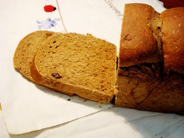 Bánh mỳ đen là loại có chứa carbohydrate phức hợp, có thể giải phóng từ từ năng lượng, có tác dụng trấn tĩnh tinh thần, làm cho chúng ta thư giãn, không căng thẳng, lo lắng.