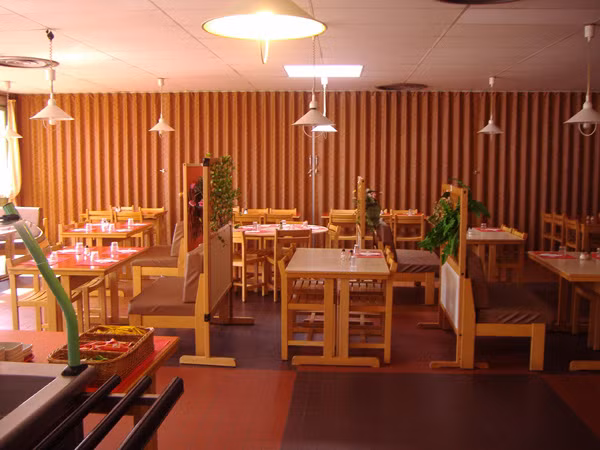 Tuy nhiên, ở Pháp thì canteen được thiết kế đơn giản hơn rất nhiều so với các trường tại Mỹ . Đây chính là nơi ăn uống của học sinh trường đại học Paris. Tuy nhiên, ở Pháp thì canteen được thiết kế đơn giản hơn rất nhiều so với các trường tại Mỹ . Đây chính là nơi ăn uống của học sinh trường đại học Paris.