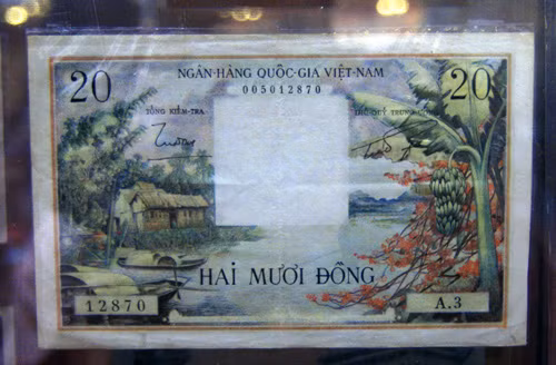 Tờ hai trăm đồng in hình túp lều và cây chuối. Tờ hai trăm đồng in hình túp lều và cây chuối.