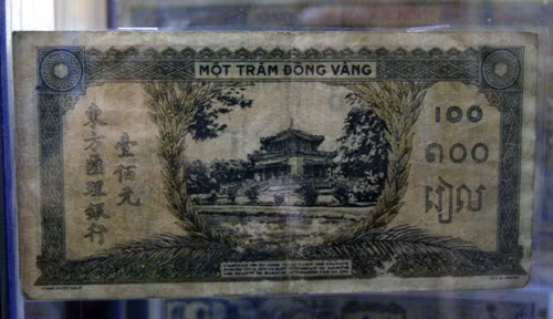 Đồng tiền mệnh giá một trăm đồng vàng được in bằng nhiều thứ tiếng. Đồng tiền mệnh giá một trăm đồng vàng được in bằng nhiều thứ tiếng.