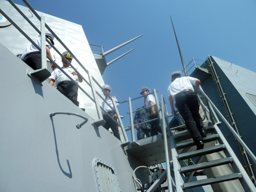 Chiều cùng ngày, trên tàu khu trục USS Chafee neo ngoài vịnh Đà Nẵng, cách cảng Tiên Sa 10km, 5 sĩ quan Hải quân Việt Nam đã chứng kiến các thuỷ thủ Hoa Kỳ thể hiện kỹ năng kiểm soát thảm họa và được hướng dẫn sử dụng trang phục tự kiểm soát đường thở (SCBA), các thiết bị dùng để ngăn chặn ngập nước và lụt lội trên tàu, thiết bị cắt PECU (chẳng hạn dùng để phá khoan tàu cứu người mắc kẹt). Các sĩ quan Hải quân Việt Nam cũng đã trực tiếp thực hành với dụng cụ cắt PECU này. Ảnh: Đoàn sĩ quan Hải quân Việt Nam tham gia tập huấn trên tàu khu trục USS Chafee neo ngoài vịnh Đà Nẵng Chiều cùng ngày, trên tàu khu trục USS Chafee neo ngoài vịnh Đà Nẵng, cách cảng Tiên Sa 10km, 5 sĩ quan Hải quân Việt Nam đã chứng kiến các thuỷ thủ Hoa Kỳ thể hiện kỹ năng kiểm soát thảm họa và được hướng dẫn sử dụng trang phục tự kiểm soát đường thở (SCBA), các thiết bị dùng để ngăn chặn ngập nước và lụt lội trên tàu, thiết bị cắt PECU (chẳng hạn dùng để phá khoan tàu cứu người mắc kẹt). Các sĩ quan Hải quân Việt Nam cũng đã trực tiếp thực hành với dụng cụ cắt PECU này. Ảnh: Đoàn sĩ quan Hải quân Việt Nam tham gia tập huấn trên tàu khu trục USS Chafee neo ngoài vịnh Đà Nẵng