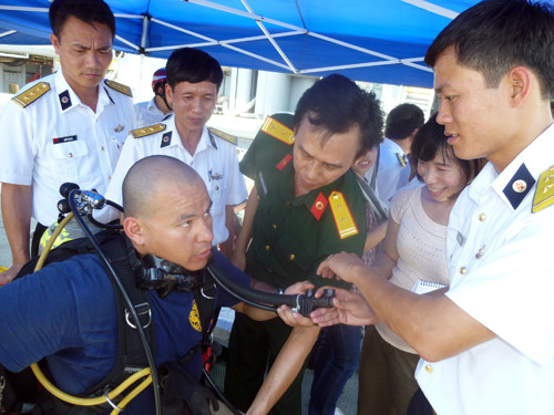 Các thợ lặn bắt đầu mang trang thiết bị và được các bác sĩ hải quân Việt Nam hỏi rất kỹ Các thợ lặn bắt đầu mang trang thiết bị và được các bác sĩ hải quân Việt Nam hỏi rất kỹ