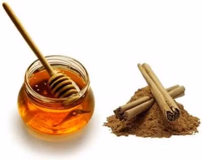 Bạn cũng có thể chữa hôi miệng bằng cách, hàng ngày cho 1 thìa cà phê mật ong và quế vào nước ấm và dùng hỗn hợp này để súc miệng. Xem thêm: 7 mẹo hay chữa hôi miệng cho các quý ông / Lộ diện "hung thủ" khiến phụ nữ mọc ria, nổi mụn, béo phì kỳ quái