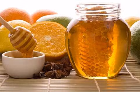 Hoặc bạn cũng có thể dùng chanh tươi 2-3 quả rửa sạch, cắt đôi, vắt lấy nước, hòa mật ong vừa đủ ngọt; mỗi ngày uống 2 lần, mỗi lần 1-2 thìa canh. Xem thêm: 7 mẹo hay chữa hôi miệng cho các quý ông / Lộ diện "hung thủ" khiến phụ nữ mọc ria, nổi mụn, béo phì kỳ quái