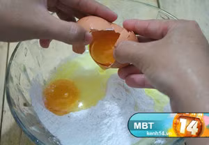 Bước 3: Đập trứng vào bột tempura. Xem thêm: các bài thuốc dân gian chữa bệnh hiệu quả. Bước 3: Đập trứng vào bột tempura. Xem thêm: các bài thuốc dân gian chữa bệnh hiệu quả.