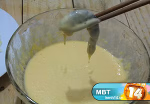 Bước 5: Nhúng tôm vào hỗn hợp bột và trứng vừa mới đánh, sao cho bột áo đều xung quanh. Xem thêm: các bài thuốc dân gian chữa bệnh hiệu quả. Bước 5: Nhúng tôm vào hỗn hợp bột và trứng vừa mới đánh, sao cho bột áo đều xung quanh. Xem thêm: các bài thuốc dân gian chữa bệnh hiệu quả.